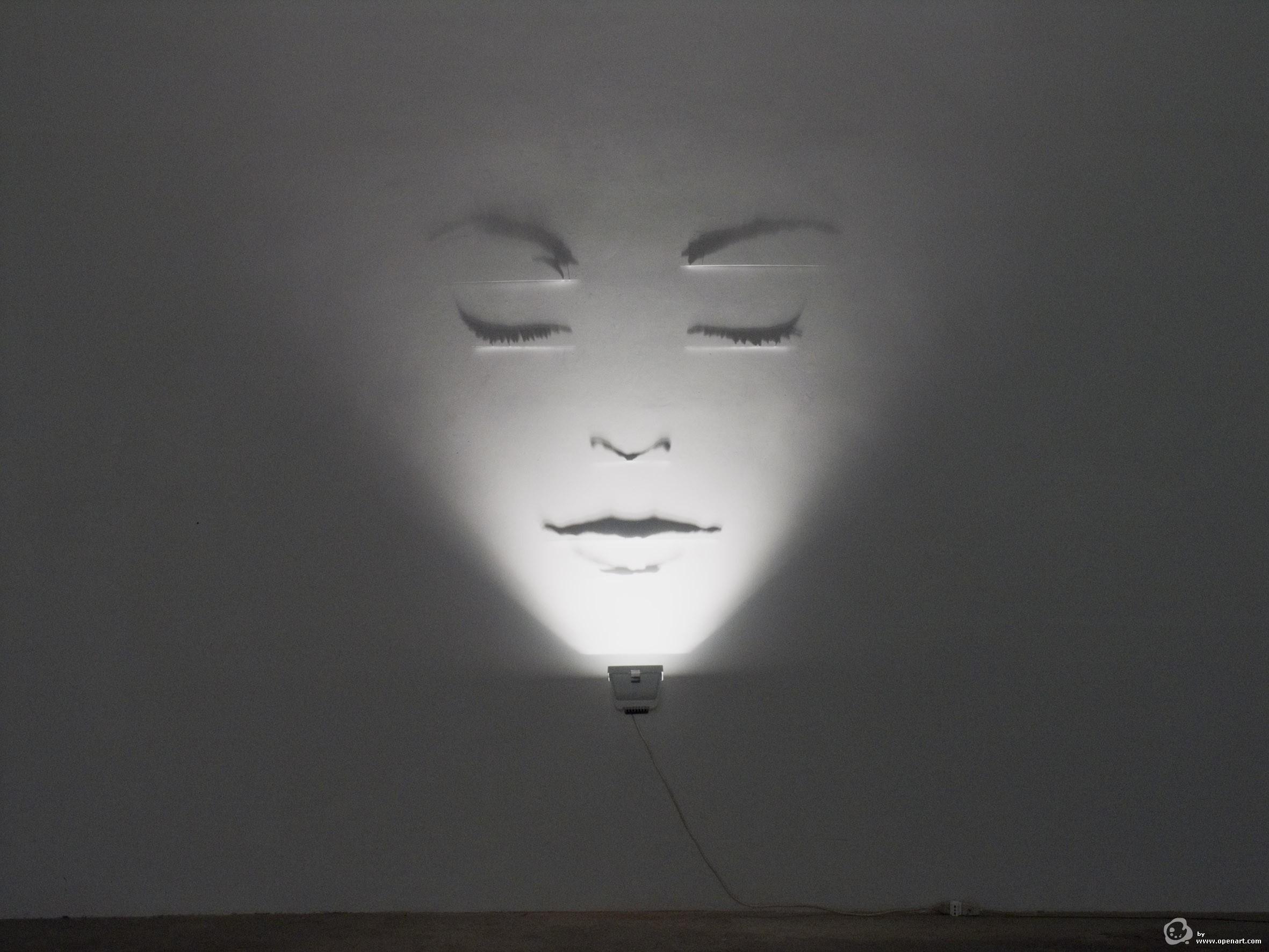 Лица на стенах и полу. Фабрицио Корнели тень. Фабрицио Корнели художник рисующий тенью. Силуэтное освещение. Тени в искусстве.